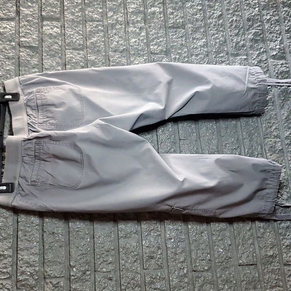 LIZ LANGE- Maternity Gray Cargo Capri's Size Large - Picture 10 of 12